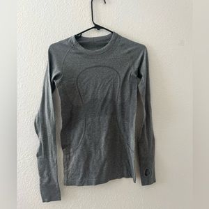 - Lululemon Swiftly Tech Long-Sleeve Shirt 2.0 size xs